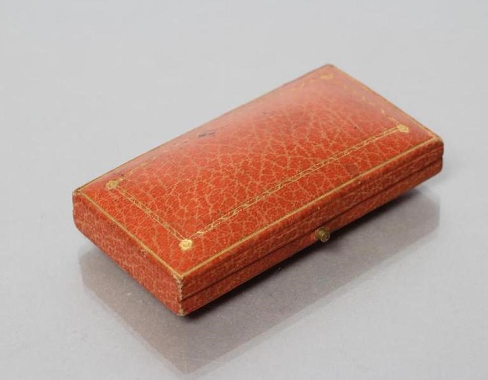 AN ART DECO BROOCH Image