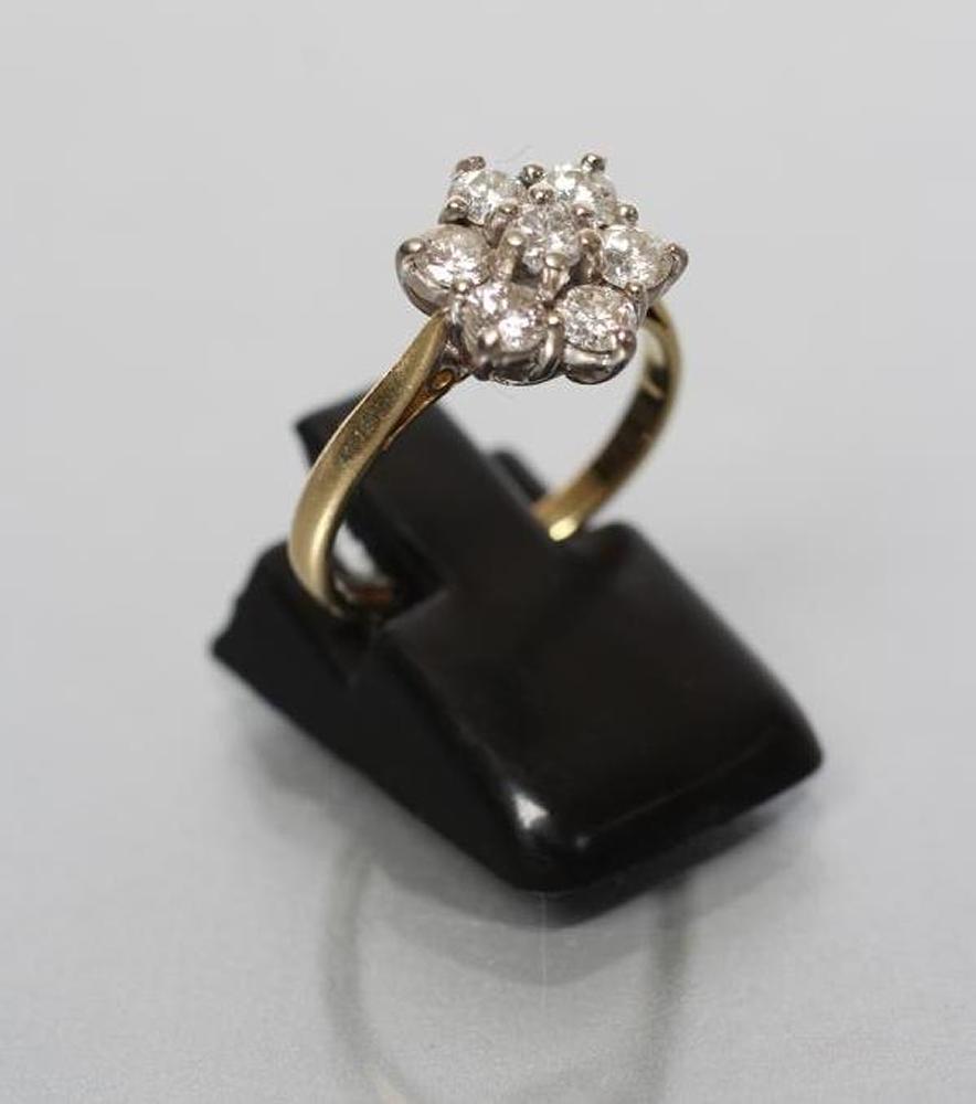 A SEVEN STONE DIAMOND CLUSTER RING Image