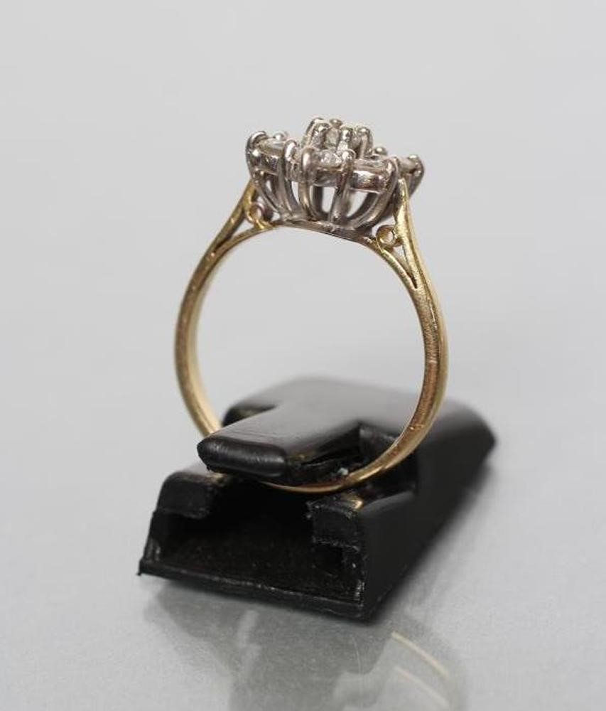 A SEVEN STONE DIAMOND CLUSTER RING Image