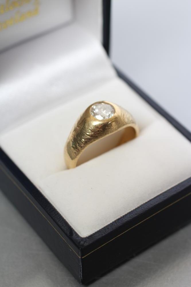 A GENTLEMAN'S SOLITAIRE DIAMOND RING Image