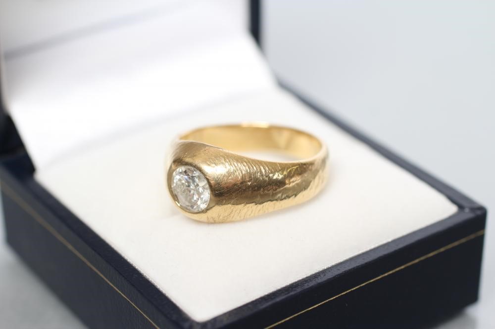 A GENTLEMAN'S SOLITAIRE DIAMOND RING Image