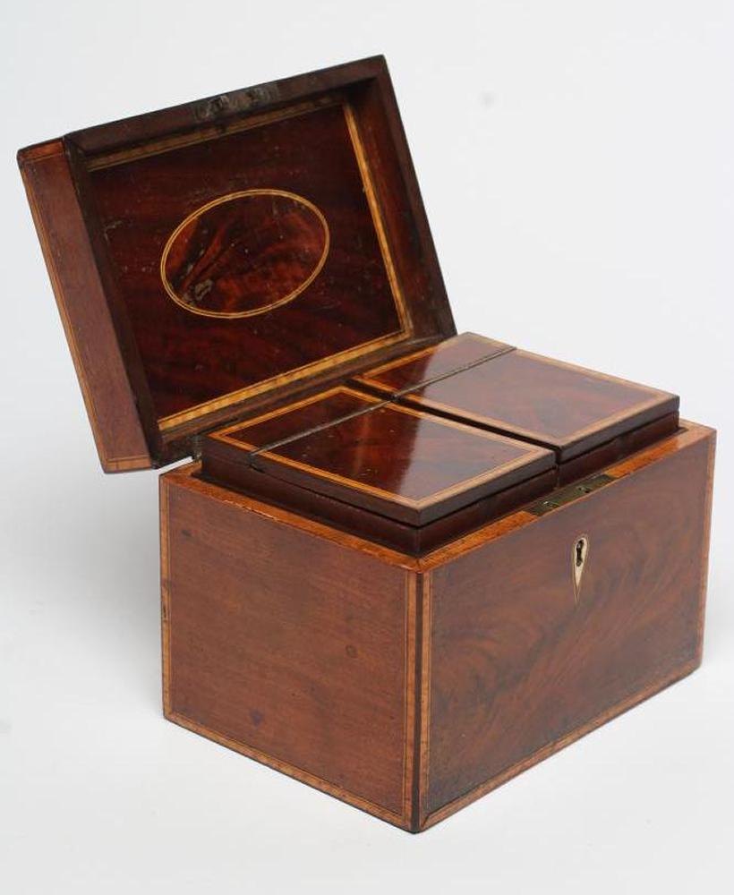 A GEORGIAN MAHOGANY TEA CHEST Image