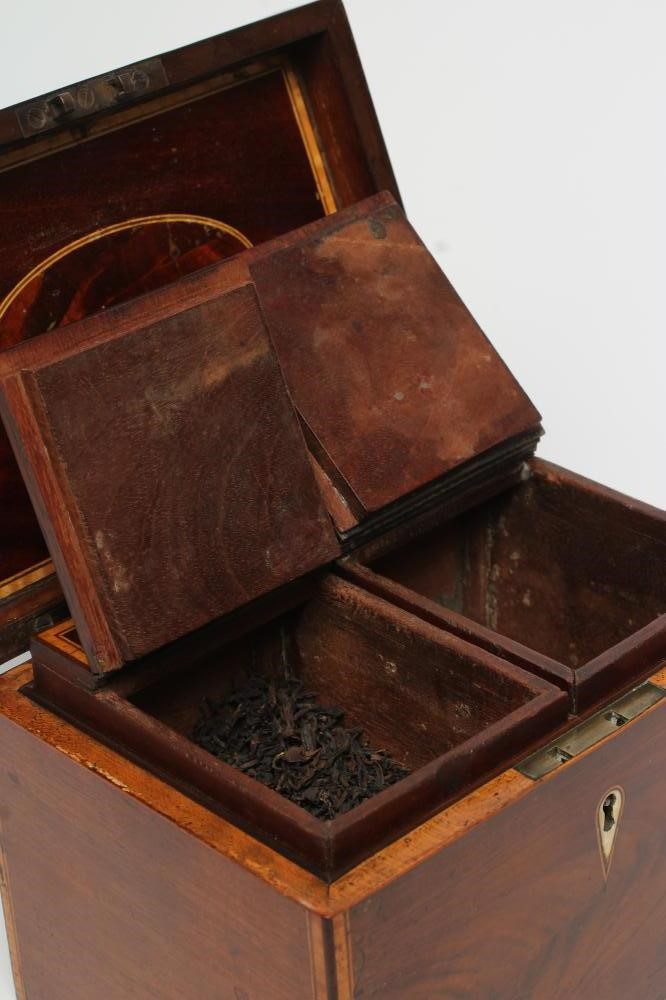 A GEORGIAN MAHOGANY TEA CHEST Image