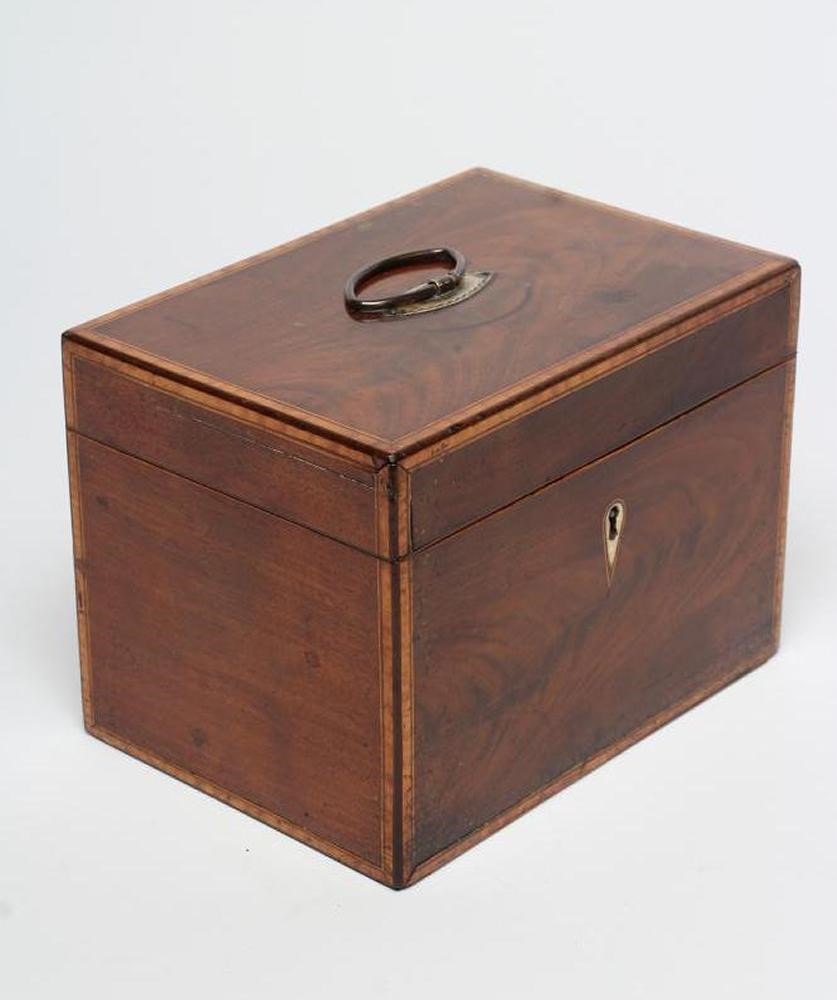 A GEORGIAN MAHOGANY TEA CHEST Image