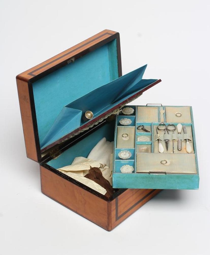 AN EARLY VICTORIAN SATINWOOD SEWING BOX of oblong form banded in rosewood Image