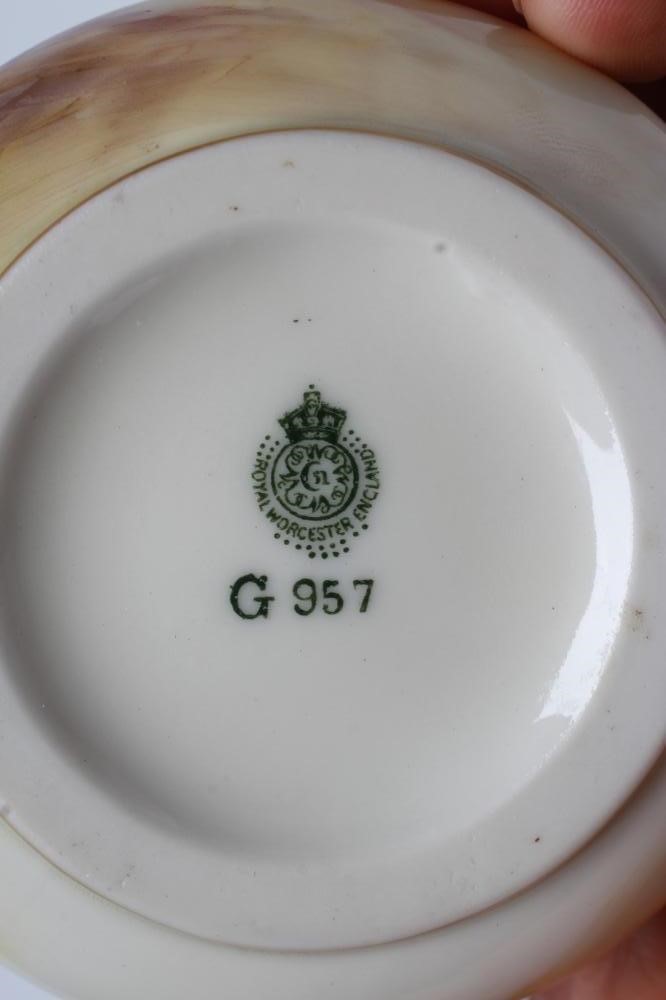 A ROYAL WORCESTER CHINA VASE Image