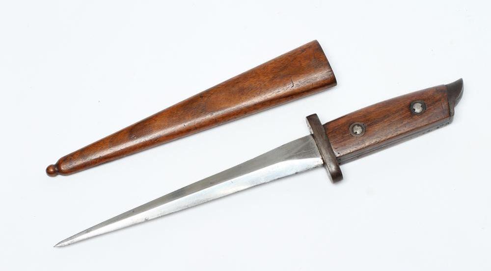 A FIRST WORLD WAR GERMAN FIGHTING KNIFE with 7 1/8" double edged tapering blade Image