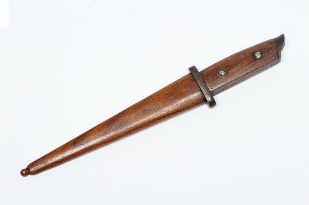 A FIRST WORLD WAR GERMAN FIGHTING KNIFE with 7 1/8" double edged tapering blade Image