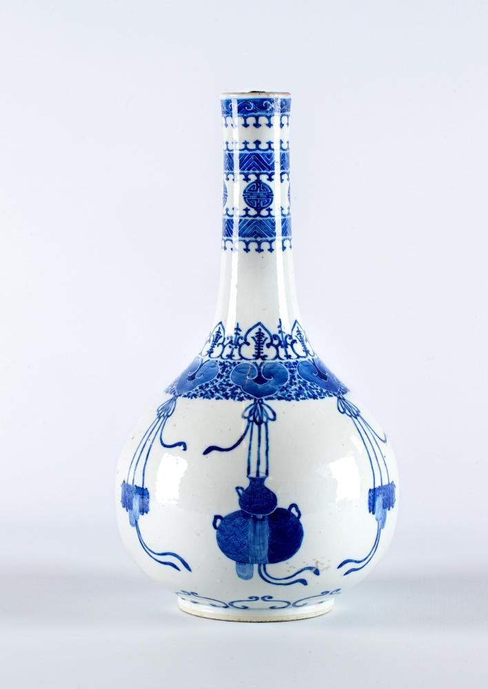 A CHINESE PORCELAIN BOTTLE VASE Image