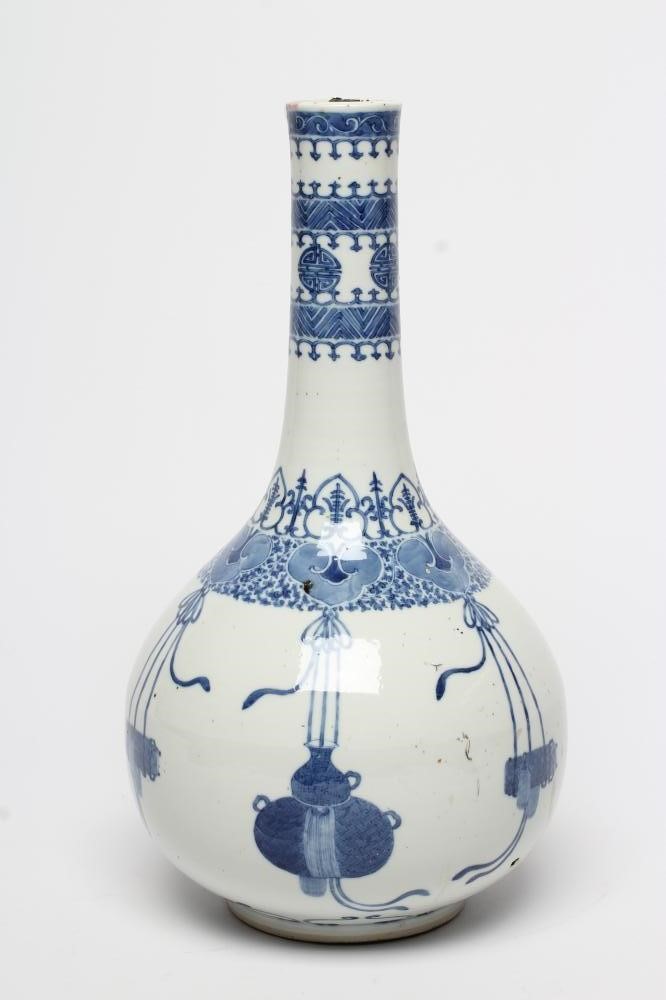 A CHINESE PORCELAIN BOTTLE VASE Image