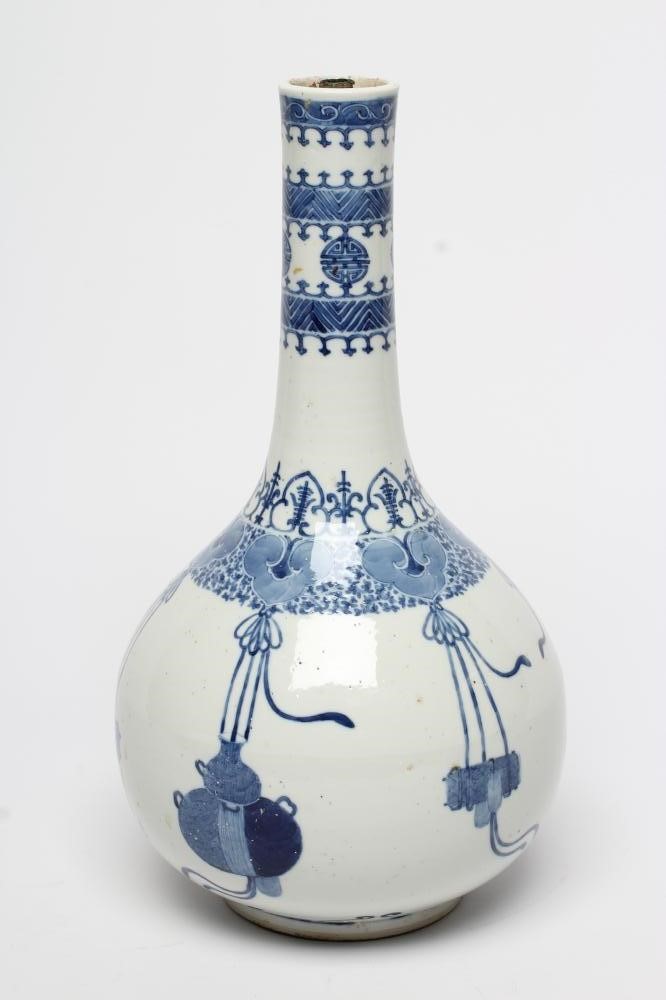 A CHINESE PORCELAIN BOTTLE VASE Image