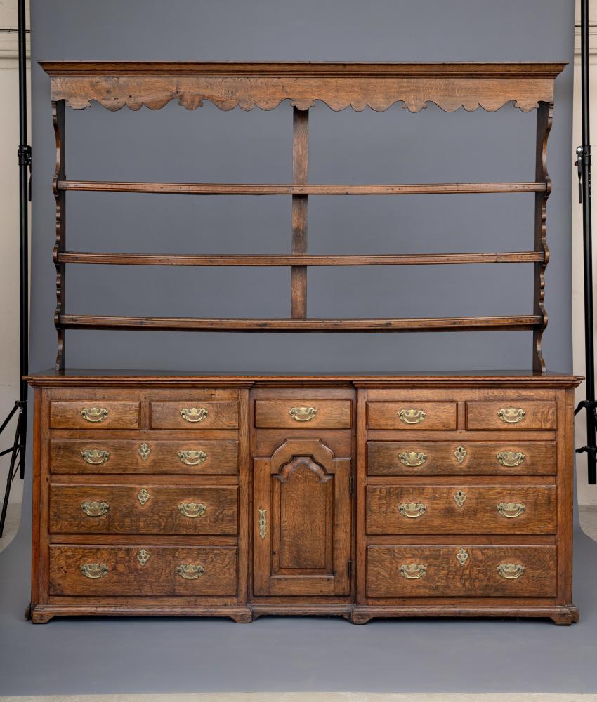 A GEORGIAN OAK DRESSER Image
