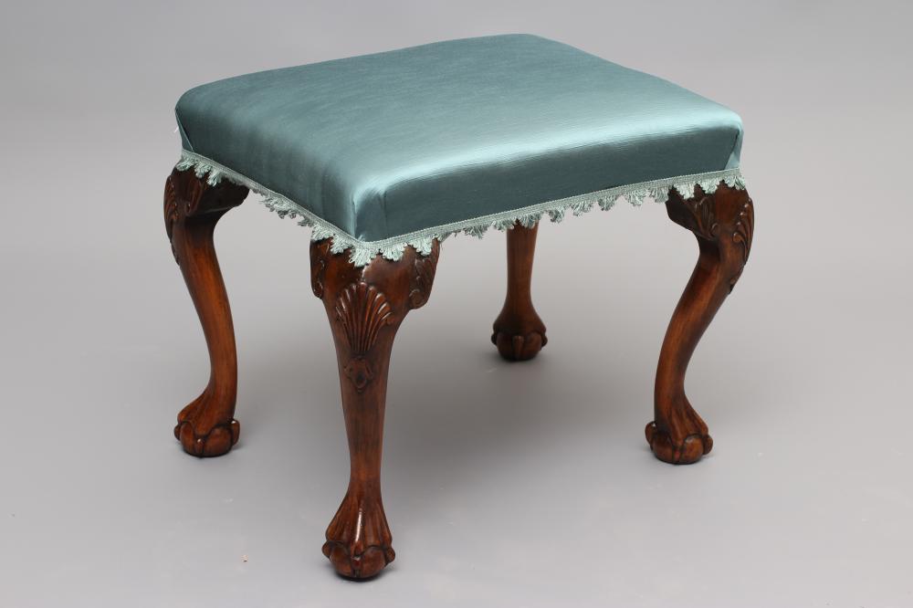 A GEORGIAN DESIGNED BEECH DRESSING STOOL Image
