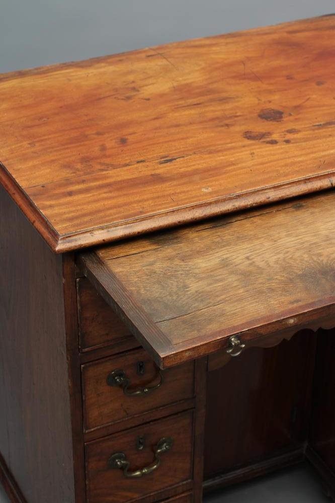 A GEORGIAN MAHOGANY KNEEHOLE DRESSING TABLE Image