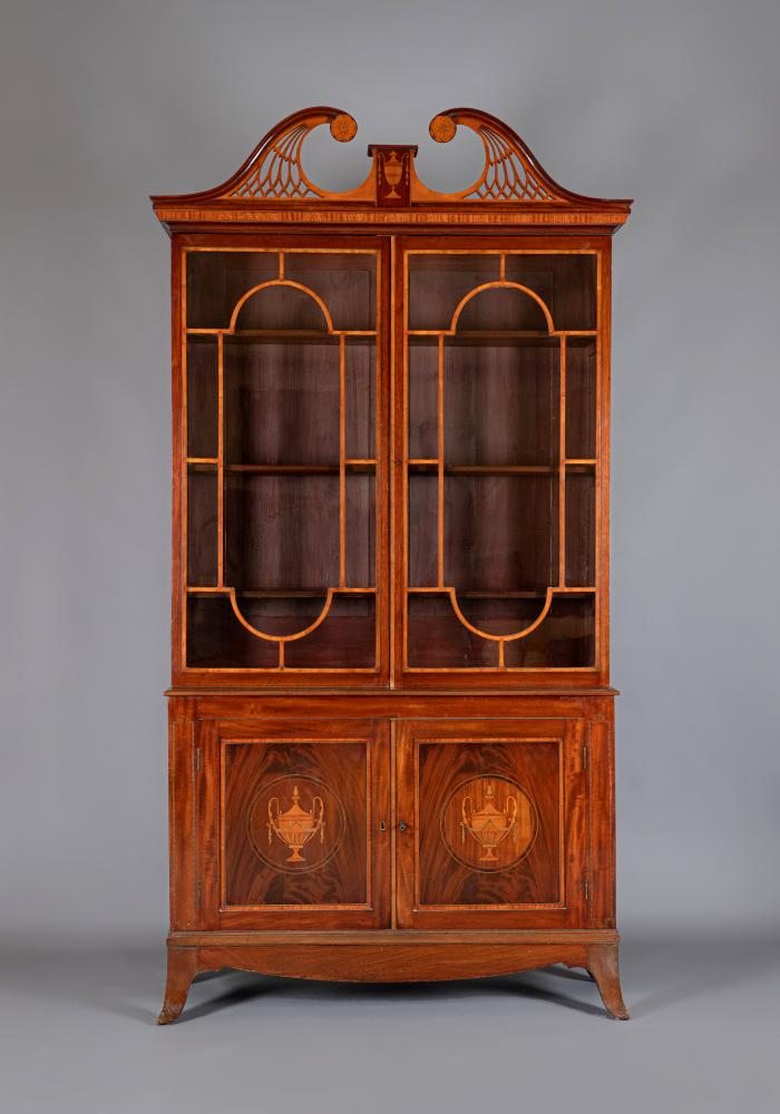 A GEORGIAN STYLE MAHOGANY BOOKCASE Image