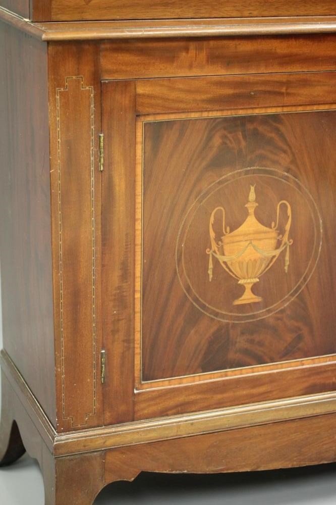 A GEORGIAN STYLE MAHOGANY BOOKCASE Image