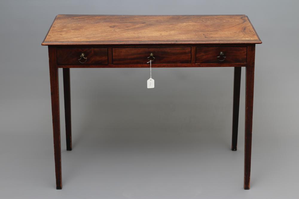 A REGENCY MAHOGANY SIDE TABLE Image