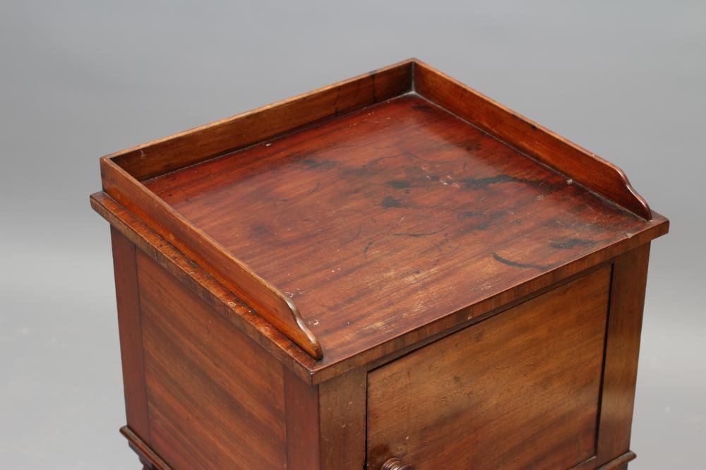 A GILLOWS OF LANCASTER MAHOGANY BEDSIDE CABINET Image