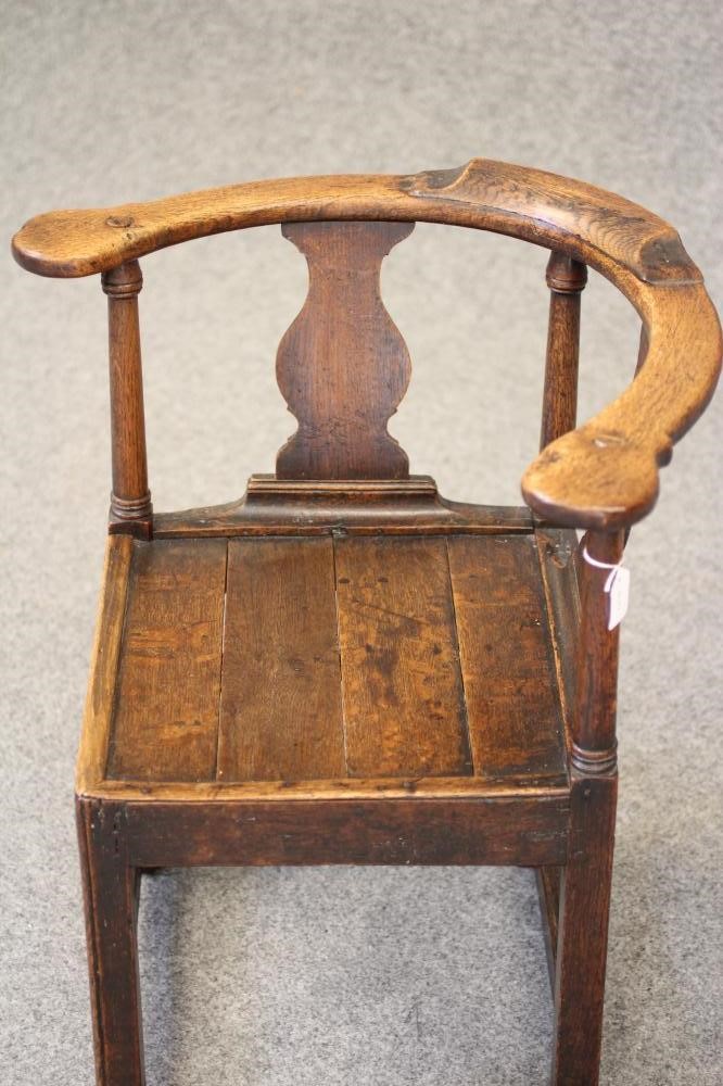 A GEORGIAN ELM CORNER CHAIR Image