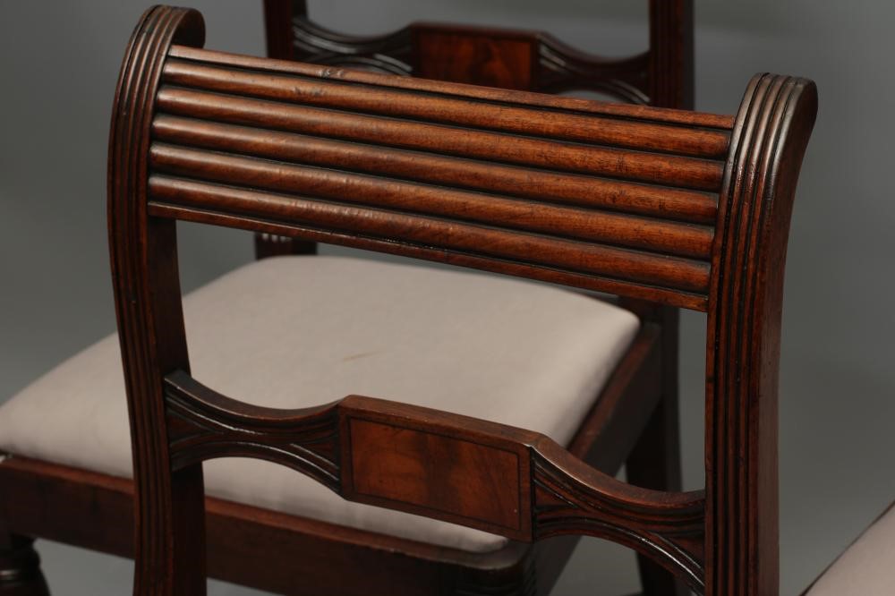 A SET OF FOUR REGENCY MAHOGANY DINING CHAIRS Image