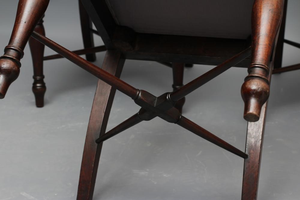 A SET OF FOUR REGENCY MAHOGANY DINING CHAIRS Image