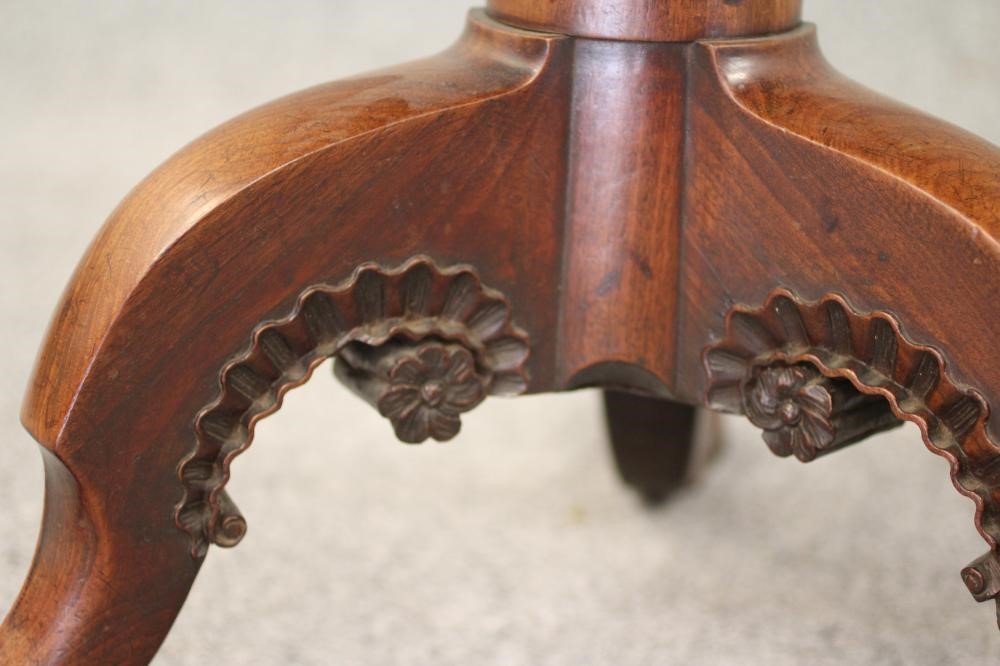 A GEORGE II MAHOGANY TRIPOD TABLE Image