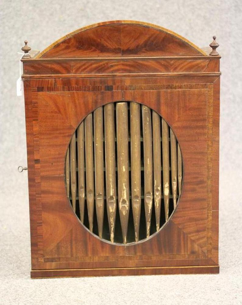 A GEORGIAN MAHOGANY WALL HANGING CUPBOARD Image