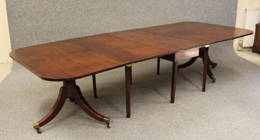 A GEORGIAN MAHOGANY EXTENDING DINING TABLE Image
