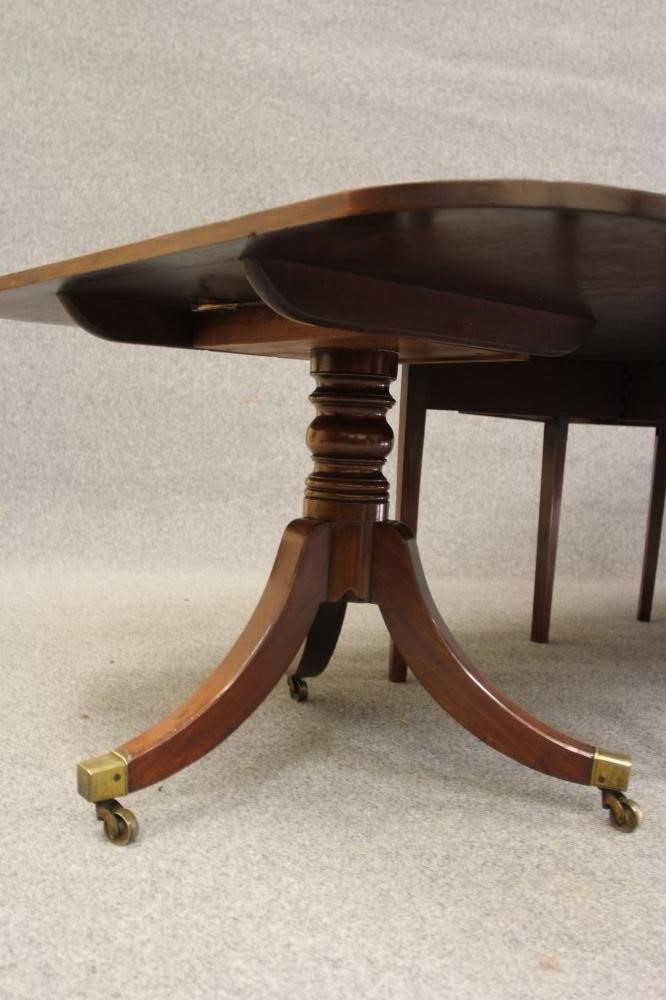 A GEORGIAN MAHOGANY EXTENDING DINING TABLE Image
