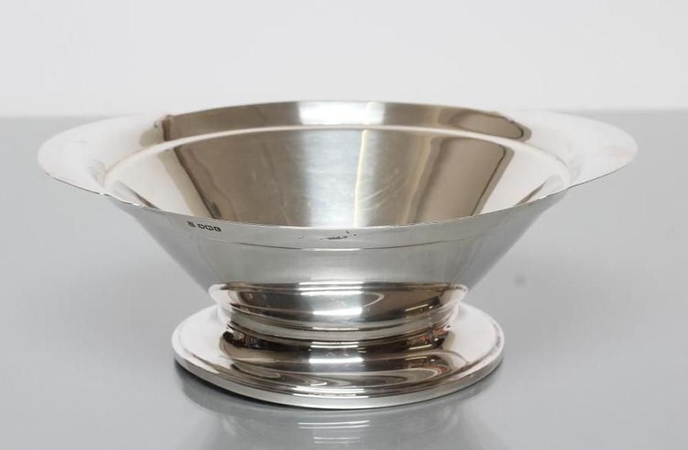AN ART DECO SILVER FRUIT BOWL Image