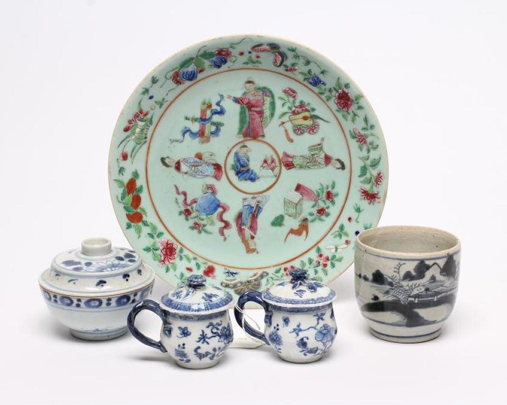 A COLLECTION OF CHINESE PORCELAIN comprising a pair of blue and white custard cups and covers Image