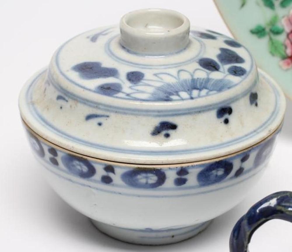 A COLLECTION OF CHINESE PORCELAIN comprising a pair of blue and white custard cups and covers Image