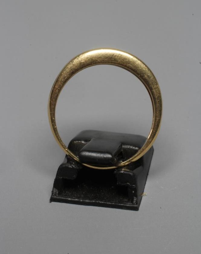 A DIAMOND RING pave set with five graduating brilliant cut stones with four pairs of diamond points Image