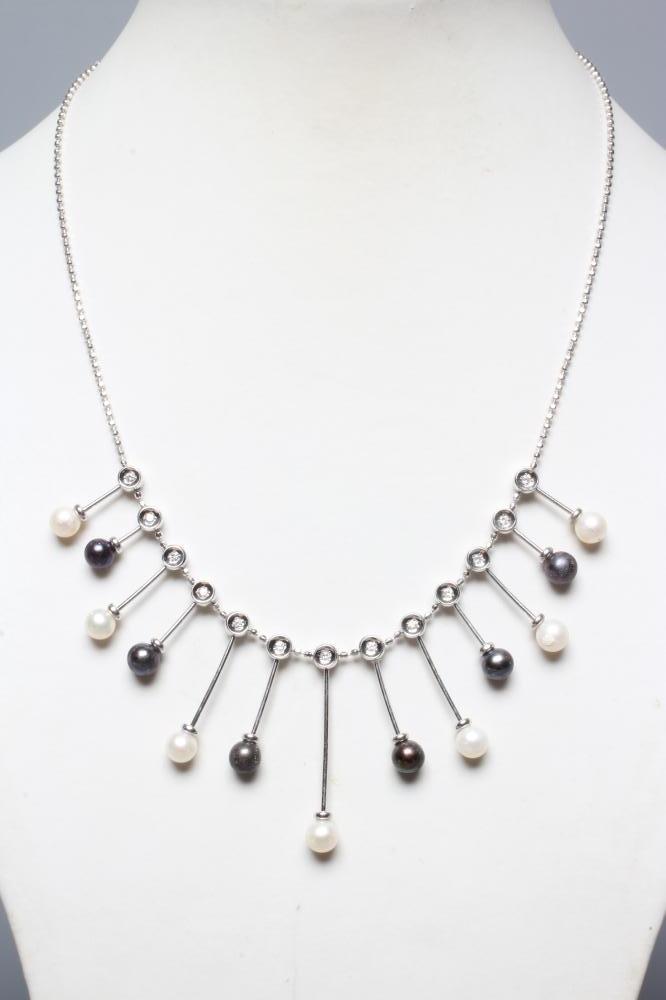 A TAHITIAN BLACK AND WHITE CULTURED PEARL FRINGE NECKLACE Image