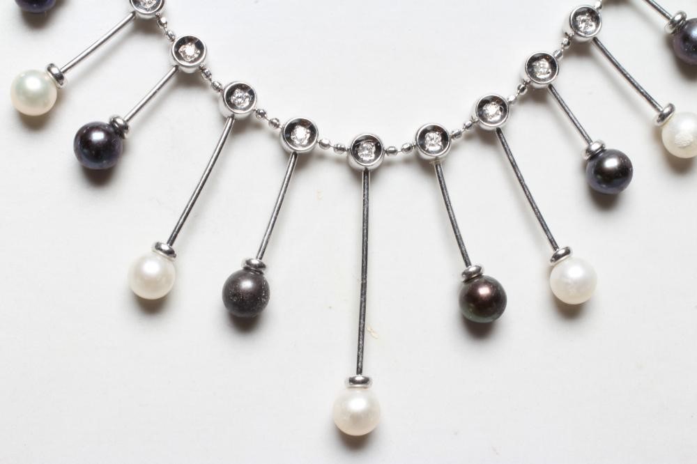 A TAHITIAN BLACK AND WHITE CULTURED PEARL FRINGE NECKLACE Image