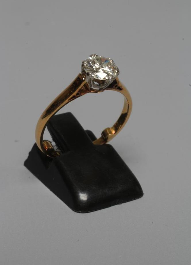 A SOLITAIRE DIAMOND RING, the brilliant cut stone of approximately 1ct, claw set to a plain shank, Image