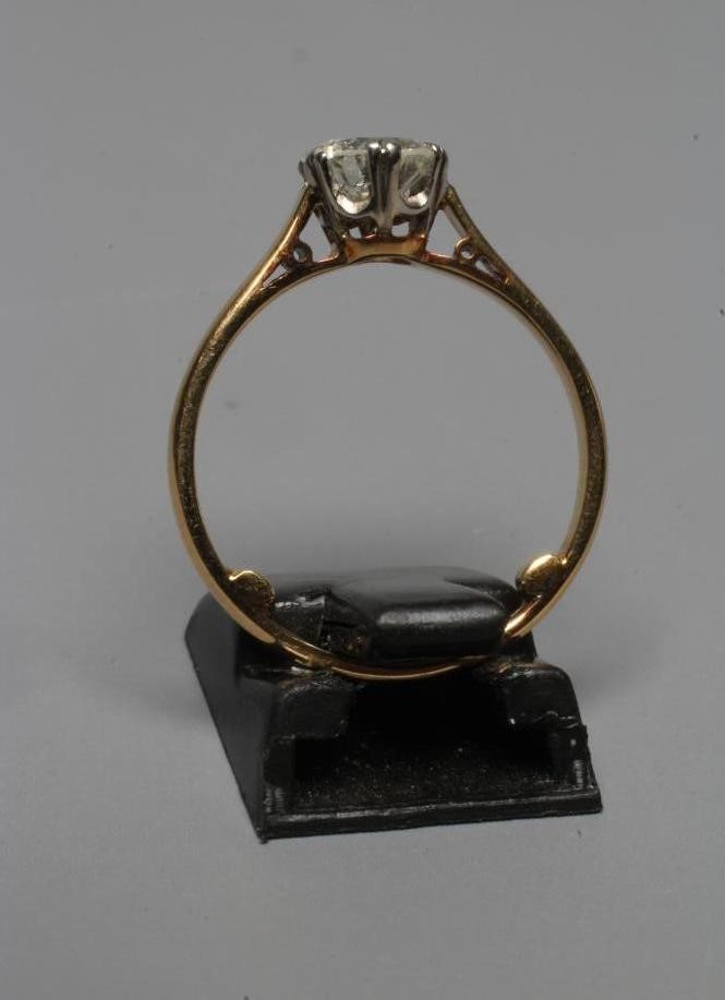 A SOLITAIRE DIAMOND RING, the brilliant cut stone of approximately 1ct, claw set to a plain shank, Image