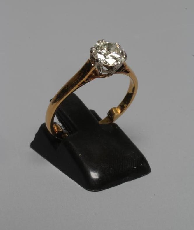 A SOLITAIRE DIAMOND RING, the brilliant cut stone of approximately 1ct, claw set to a plain shank, Image