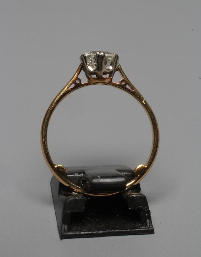 A SOLITAIRE DIAMOND RING, the brilliant cut stone of approximately 1ct, claw set to a plain shank, Image