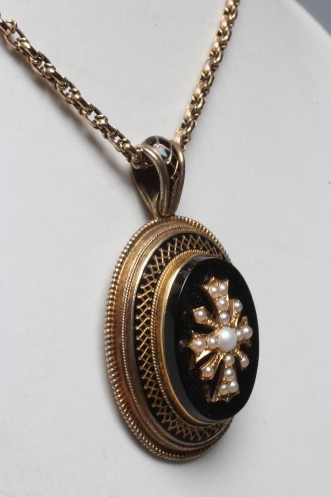 A VICTORIAN MOURNING PENDANT Image
