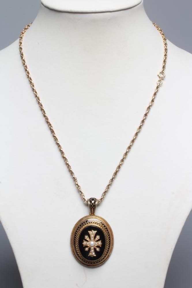 A VICTORIAN MOURNING PENDANT Image