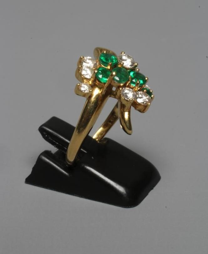 AN EMERALD AND DIAMOND ABSTRACT CLUSTER RING Image