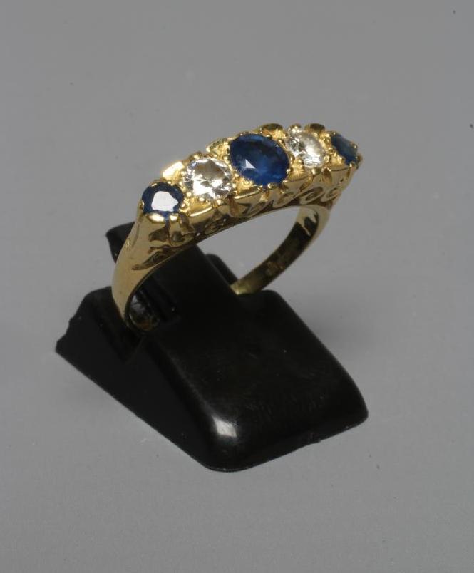 A SAPPHIRE AND DIAMOND RING Image