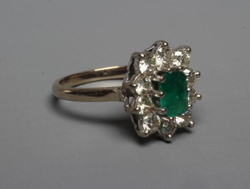 AN EMERALD AND DIAMOND CLUSTER RING Image
