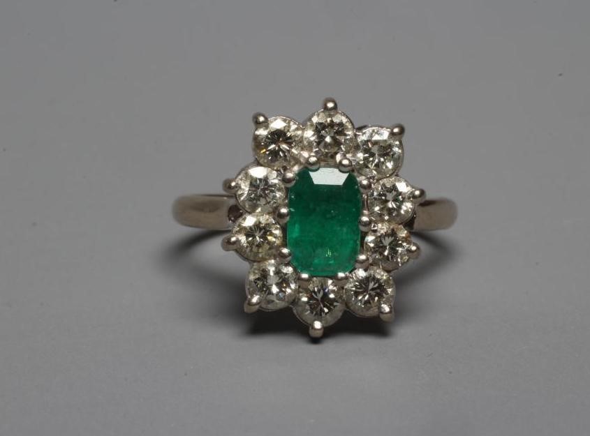 AN EMERALD AND DIAMOND CLUSTER RING Image