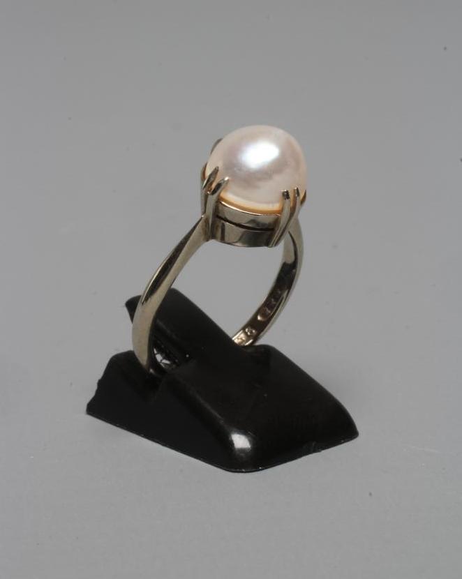 A PEARL DRESS RING, the mabe pearl claw set to a white shank stamped 9ct, sponsor's mark ?E&S, size Image