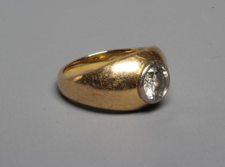 A GENTLEMAN'S SOLITAIRE DIAMOND RING, the old brilliant cut stone of approximately 1.4cts collet set Image