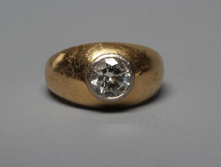 A GENTLEMAN'S SOLITAIRE DIAMOND RING, the old brilliant cut stone of approximately 1.4cts collet set Image