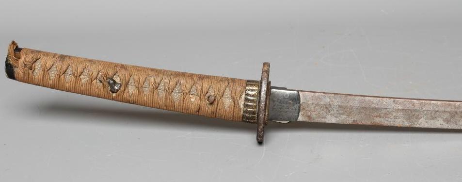 A JAPANESE KATANA, Edo period, with 24 3/4" curved blade, undulating hamon, unsigned tang with four Image