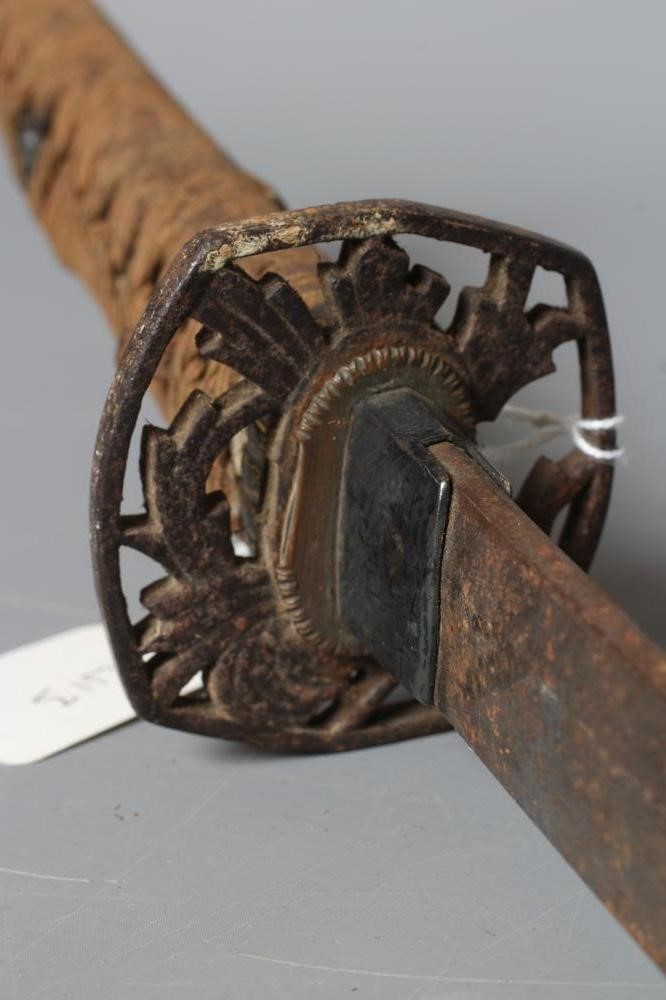 A JAPANESE KATANA, Edo period, with 24 3/4" curved blade, undulating hamon, unsigned tang with four Image